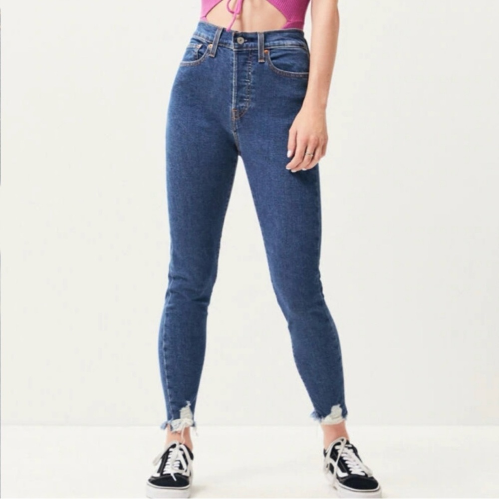 NWT Levi's Blue 💙 High Rise Wedgie Distressed Hem Button Fly Jeans Classic Sz31